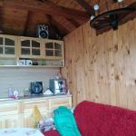 Ръчно изработени стенни лампи от реставрирани колела от каруца с 3 дървени чашки!