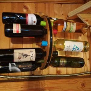 Ръчно изработени дървени стенни стойки за вино с колело!