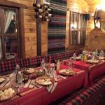 Ръчно изработени дървени стенни стойки за вино с колело!