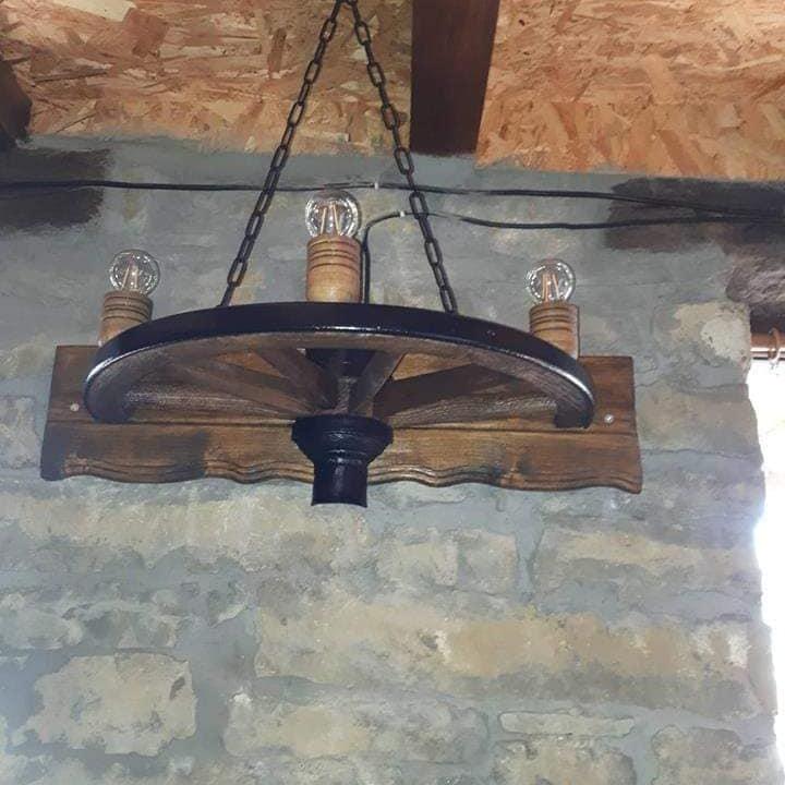 Ръчно изработени стенни лампи от реставрирани колела от каруца с 3 дървени чашки!