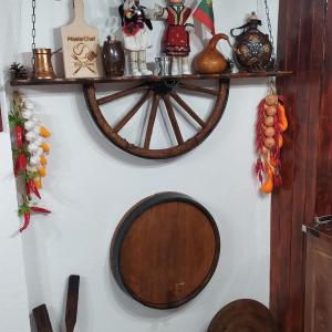 Рафт-етажерки  от автентични реставрирани колела от каруца!