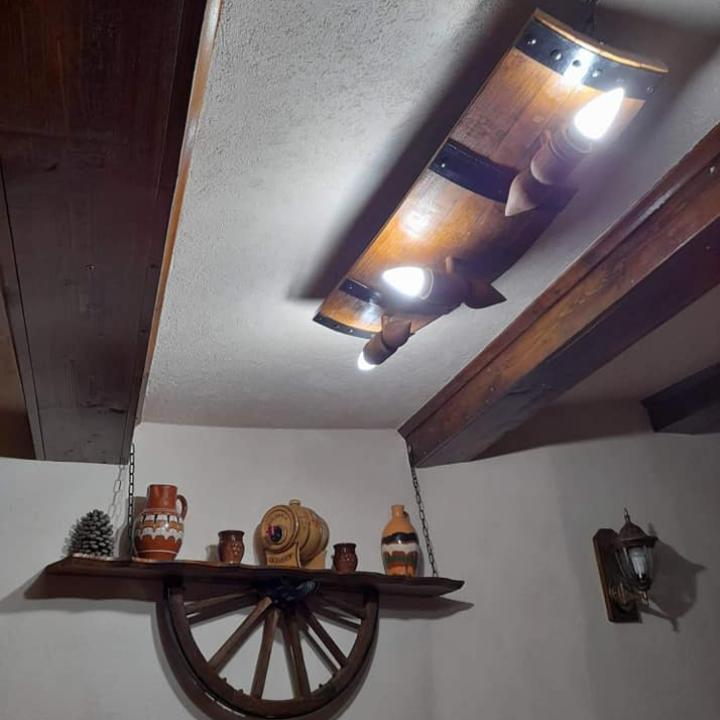 Полилеи от автентични реставирани дъбови бъчви с 3 ръчно изработени дървени чашки-конус!