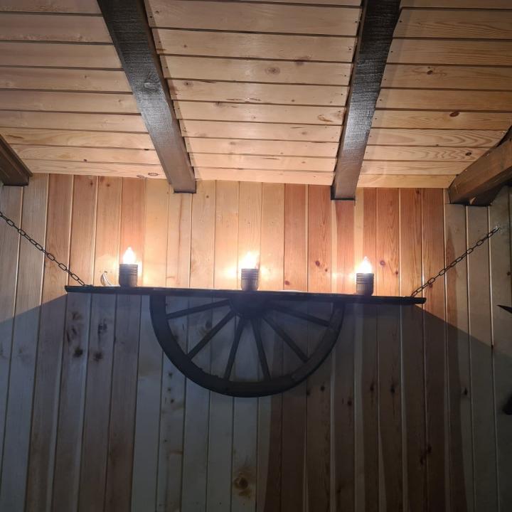 Рафт-лампи от автентични колела от каруца с 3 ръчно изработени дървени чашки!