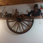 Рафт-етажерки  от автентични реставрирани колела от каруца!