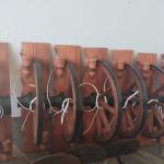 Вертикални стенни лампи с колело от каруца и 2 ръчно изработени дървени чашки!