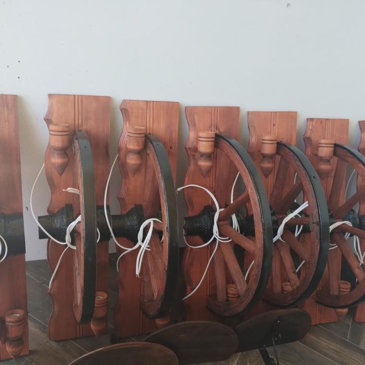 Вертикални стенни лампи с колело от каруца и 2 ръчно изработени дървени чашки!