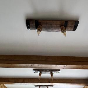 Полилеи от автентични дъбови бъчви с 2 ръчно изработени дървени чашки!