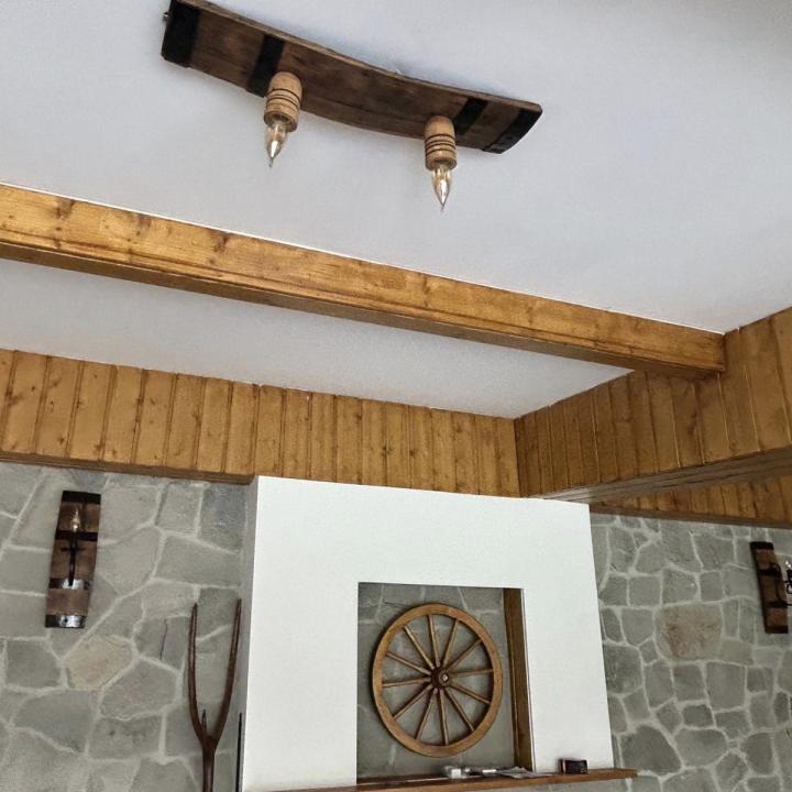 Полилеи от автентични дъбови бъчви с 2 ръчно изработени дървени чашки!