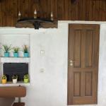 Ръчно изработени стенни лампи от реставрирани колела от каруца с 3 дървени чашки!