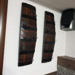 Стенни закачалки масив,изработени от автентични дъбови бъчви с ръчно ковани куки-вертикални!