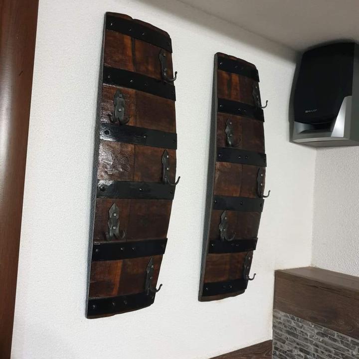 Стенни закачалки масив,изработени от автентични дъбови бъчви с ръчно ковани куки-вертикални!