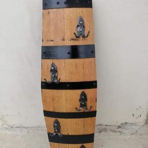 Стенни закачалки масив,изработени от автентични дъбови бъчви с ръчно ковани куки-вертикални!