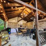 Полилеи от автентични колела от каруца с ръчно изработени дървени чашки!