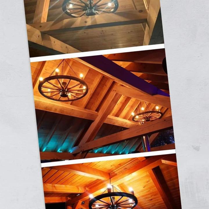 Полилеи от автентични колела от каруца с ръчно изработени дървени чашки!