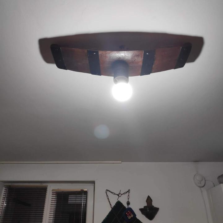 Полилеи от автентични дъбови бъчви с 1 ръчно изработена дървена чашка!