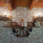 Рафт-етажерки от колела на каруца с приставки за бутилки вино!