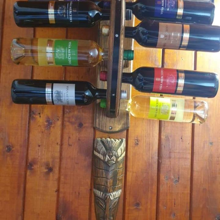 Ръчно изработени дървени стенни стойки за вино с колело!
