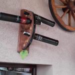 Ръчно изработени дървени стенни стойки за вино с колело!