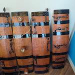 Масивни дъбови закачалаки от бурета с ръчно ковани окачвачи!