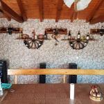 Рафт-етажерки от колела на каруца с приставки за бутилки вино!