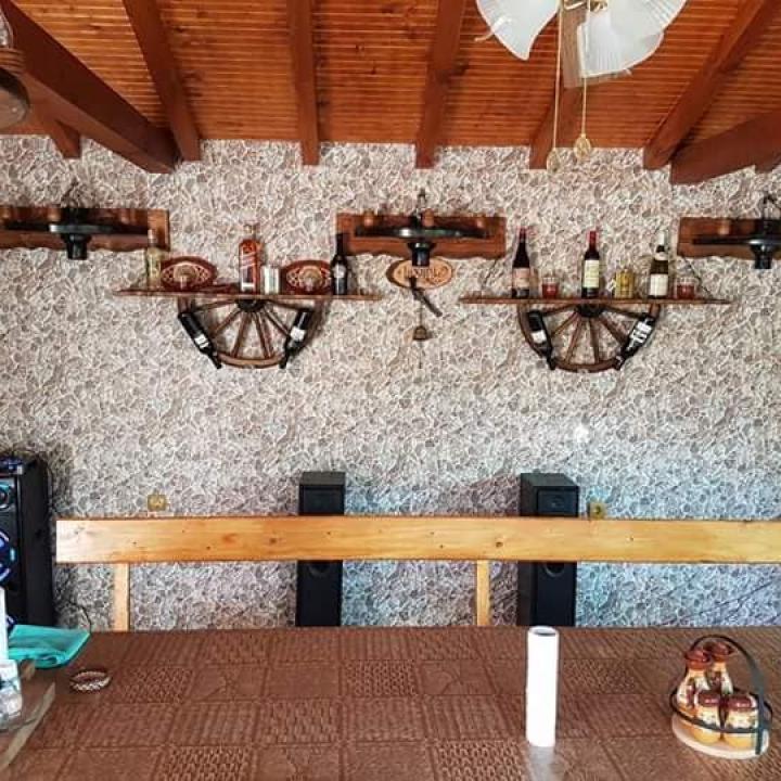 Рафт-етажерки от колела на каруца с приставки за бутилки вино!