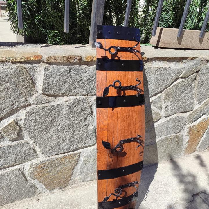 Масивни дъбови закачалаки от бурета с ръчно ковани окачвачи!