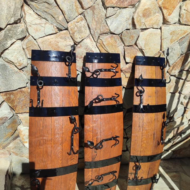 Масивни дъбови закачалаки от бурета с ръчно ковани окачвачи!