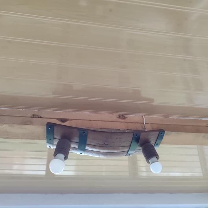 Полилеи от автентични дъбови бъчви с 2 ръчно изработени дървени чашки!