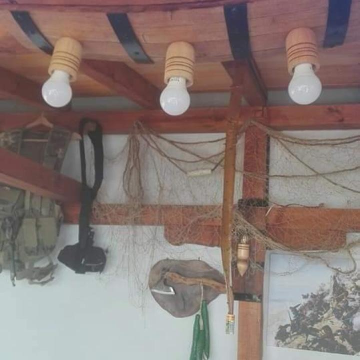 Полилеи от автентични дъбови бъчви с 3  ръчно изработени дървени чашки!