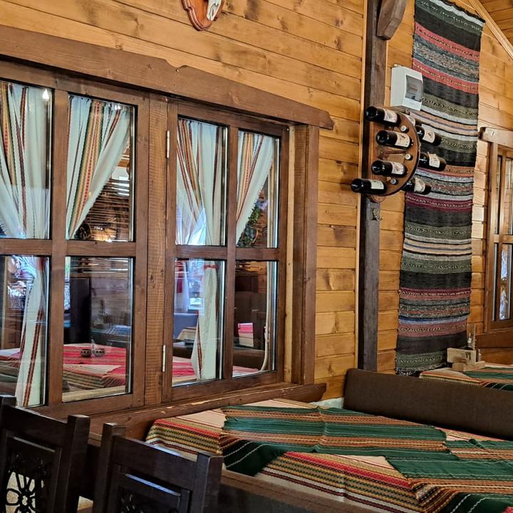 Ръчно изработени дървени стенни стойки за вино с колело!