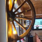 Вертикални стенни лампи с колело от каруца и 2 ръчно изработени дървени чашки!