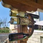 Ръчно изработени дървени стенни стойки за вино с колело!