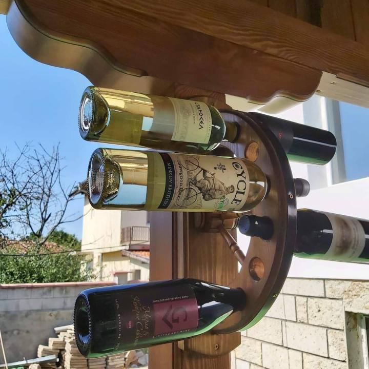 Ръчно изработени дървени стенни стойки за вино с колело!