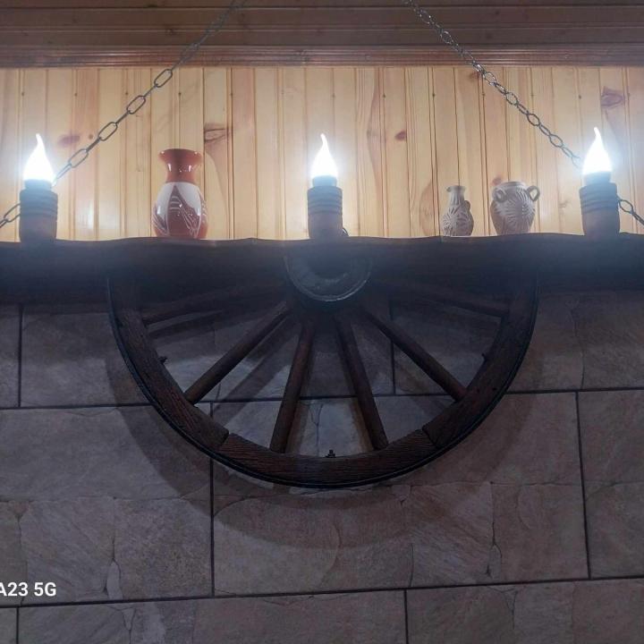 Рафт-лампи от автентични колела от каруца с 3 ръчно изработени дървени чашки!