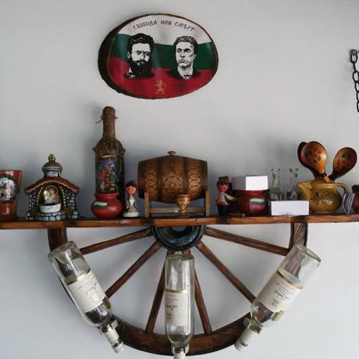 Рафт-етажерки от колела на каруца с приставки за бутилки вино!