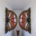 Вертикални стенни лампи с колело от каруца и 2 ръчно изработени дървени чашки!