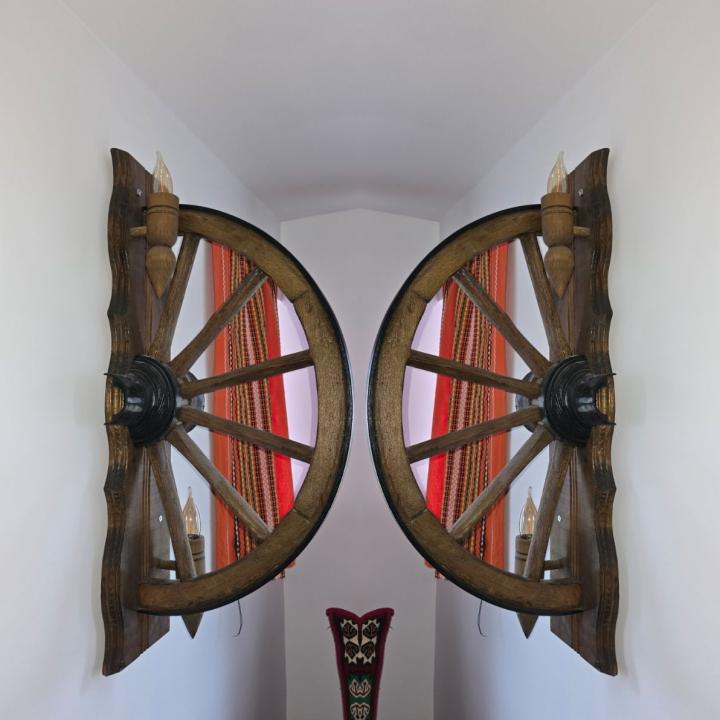 Вертикални стенни лампи с колело от каруца и 2 ръчно изработени дървени чашки!
