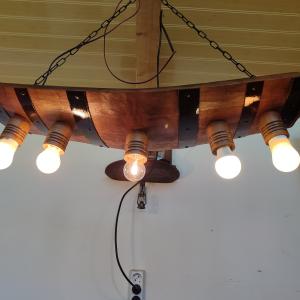 Полилеи от автентични реставрирани дъбови бъчви с 5 ръчно изработени дървени чашки!