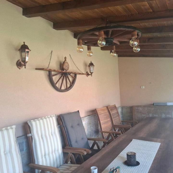 Рафт-етажерки  от автентични реставрирани колела от каруца!