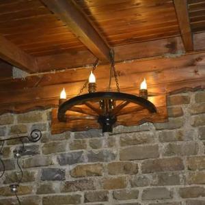 Ръчно изработени стенни лампи от реставрирани колела от каруца с 3 дървени чашки!