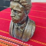 Бюст на Васил Левски от лят бетон,патиниран и бронзиран!