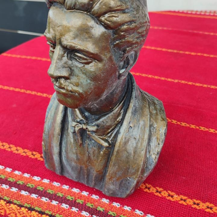 Бюст на Васил Левски от лят бетон,патиниран и бронзиран!