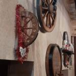 Ръчно изработени дървени стенни стойки за вино с колело!