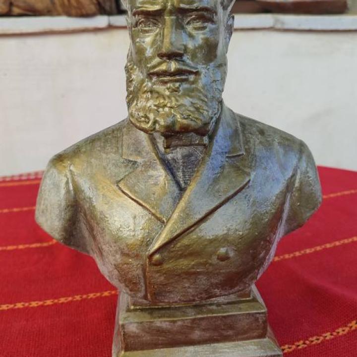 Бюст на Христо Ботев от лят бетон по калъп на майстор!