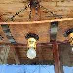 Полилеи от дъбови бъчви с ръчно изработени дървени чашки и ковано желязо!