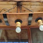 Полилеи от дъбови бъчви с ръчно изработени дървени чашки и ковано желязо!