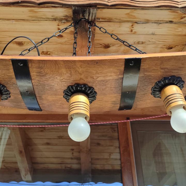 Полилеи от дъбови бъчви с ръчно изработени дървени чашки и ковано желязо!