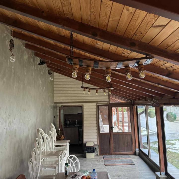 Полилеи от автентични реставрирани дъбови бъчви с 5 ръчно изработени дървени чашки!