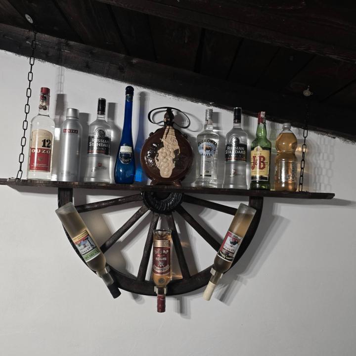 Рафт-етажерки от колела на каруца с приставки за бутилки вино!