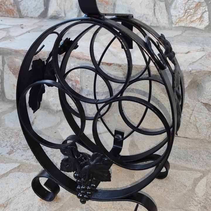 Красива стойка за вино 🍷 от ковано желязо с орнаменти!